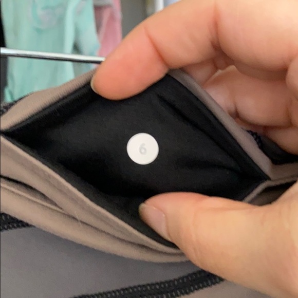 Lululemon mid rise crop legging. Size 6. - Picture 4 of 5